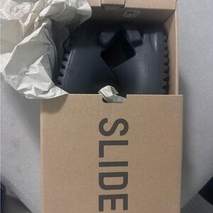 Yeezy slides infant 5k 100% authentic in good condition